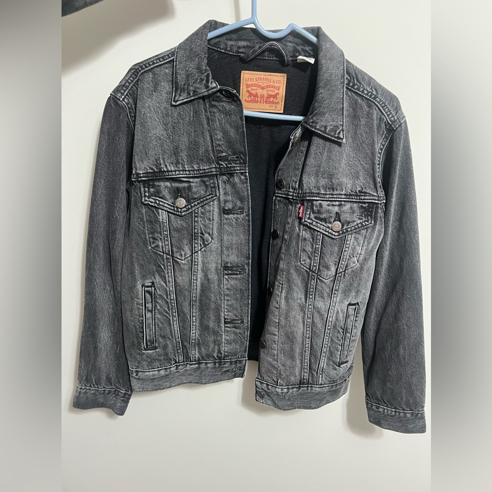 Black Levi women’s denim jacket small